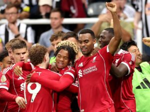 Los jugadores del Liverpool celebran el tercer gol durante el partido de la Premier League que han jugado Newcastle United y Liverpool FC, en Newcastle, Reino Unido. EFE/EPA/ADAM VAUGHAN
