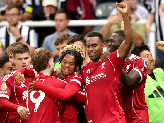 Los jugadores del Liverpool celebran el tercer gol durante el partido de la Premier League que han jugado Newcastle United y Liverpool FC, en Newcastle, Reino Unido. EFE/EPA/ADAM VAUGHAN