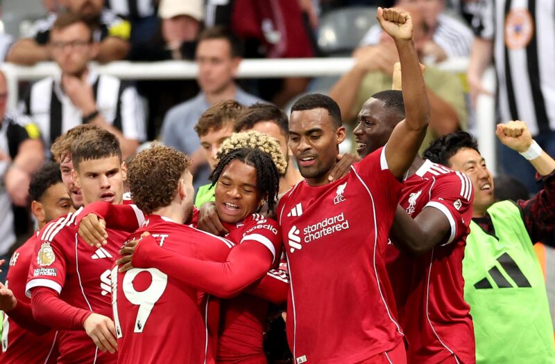 Los jugadores del Liverpool celebran el tercer gol durante el partido de la Premier League que han jugado Newcastle United y Liverpool FC, en Newcastle, Reino Unido. EFE/EPA/ADAM VAUGHAN