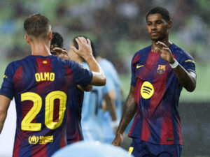 El jugador del Barcelona Marcus Rashford (d) celebra con su compañero Dani Olomo tras anotar un gol durante el partido amistoso que su equipo ha disputado frente al Daegu coreano, el tercer partido de la pretemporada del equipo azulgrana, este lunes en Seúl. EFE/ Jeon Heon-kyun