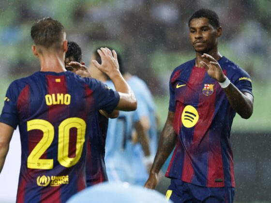 El jugador del Barcelona Marcus Rashford (d) celebra con su compañero Dani Olomo tras anotar un gol durante el partido amistoso que su equipo ha disputado frente al Daegu coreano, el tercer partido de la pretemporada del equipo azulgrana, este lunes en Seúl. EFE/ Jeon Heon-kyun