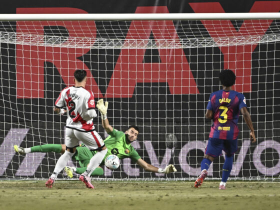 El guardameta del Barcelona Joan García Pons (c) detiene un balón durante el partido de LaLiga entre el Rayo Vallecano y el Barcelona, este domingo en el estadio de Vallecas. EFE/ Fernando Villar
