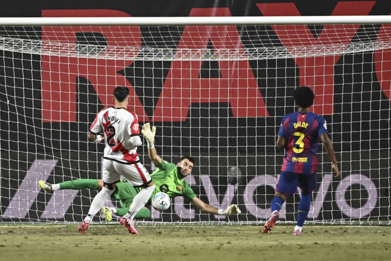 Joan García rescata el empate del Barça en Vallecas El guardameta del Barcelona Joan García Pons (c) detiene un balón durante el partido de LaLiga entre el Rayo Vallecano y el Barcelona, este domingo en el estadio de Vallecas. EFE/ Fernando Villar