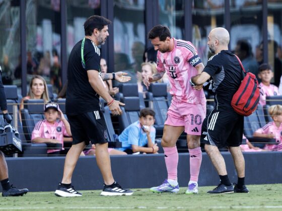 El delantero de Inter Miami CF Lionel Messi (C) abandona el campo durante el partido de fútbol de la Leagues Cup 2025. EFE/EPA/CRISTOBAL HERRERA-ULASHKEVICH