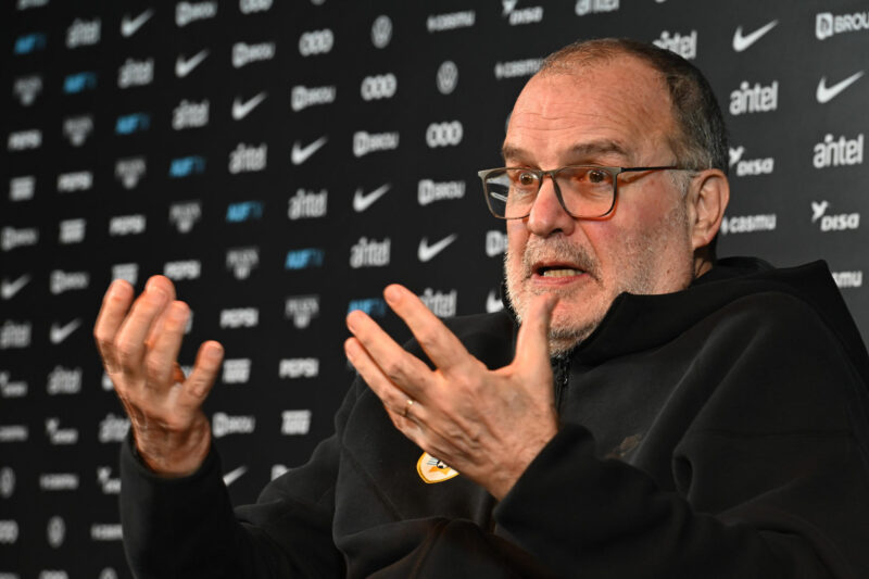 La posible formación de México ante Uruguay enciende el debate El seleccionador de Uruguay, Marcelo Bielsa, habla durante una rueda de prensa este viernes en el Estadio Centenario en Montevideo. EFE/ Federico Gutiérrez