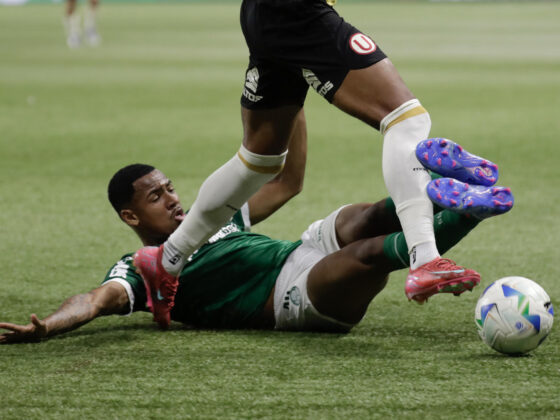 Allan (abajo) de Palmeiras disputa el balón con José Carabalí de Universitario en un partido de los octavos de final de la Copa Libertadores. EFE/ Sebastiao Moreira