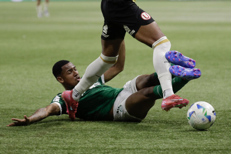Allan (abajo) de Palmeiras disputa el balón con José Carabalí de Universitario en un partido de los octavos de final de la Copa Libertadores. EFE/ Sebastiao Moreira