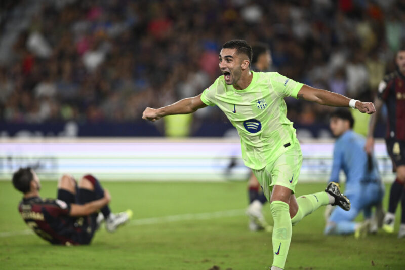Levante 2-3 Barcelona: resumen, goles y estadísticas El delantero del Barcelona Ferrán Torres celebra el tercer gol ante el Levante, durante el partido de LaLiga de fútbol que Levante UD y FC Barcelona disputaron en el estadio Ciutat de Valencia. EFE/Andreu Esteban
