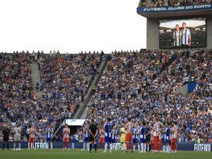 El Oporto y el Atlético de Madrid homenajearon este domingo, antes de empezar el partido amistoso que los enfrenta en el Estadio do Dragão, a los futbolistas portugueses Diogo Jota y André Silva, cuando se cumple un mes del trágico accidente de coche que acabó con sus vidas.EFE/EPA/MANUEL FERNANDO ARAUJO