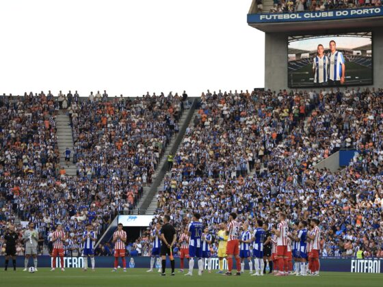 El Oporto y el Atlético de Madrid homenajearon este domingo, antes de empezar el partido amistoso que los enfrenta en el Estadio do Dragão, a los futbolistas portugueses Diogo Jota y André Silva, cuando se cumple un mes del trágico accidente de coche que acabó con sus vidas.EFE/EPA/MANUEL FERNANDO ARAUJO