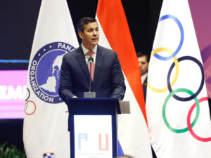 El presidente de Paraguay, Santiago Peña, habla durante el acto de apertura de la sexagésima tercera asamblea general de Panam Sports, en Luque (Paraguay). EFE/Juan Pablo Pino