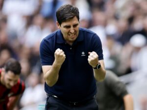 El entrenador del Bournemouth Andoni Iraola gesticula durante el partido de la Premier League que han jugado Tottenham Hotspur y AFC Bournemouth, en Londres, Reino Unido. EFE/EPA/TOLGA AKMEN