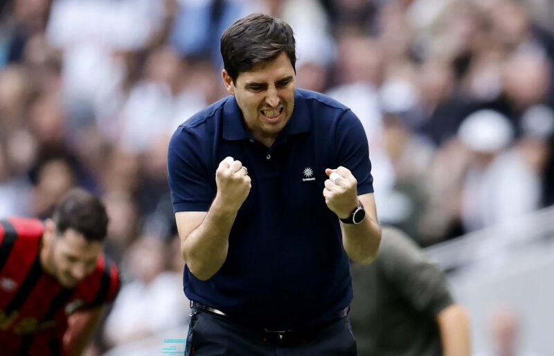 El entrenador del Bournemouth Andoni Iraola gesticula durante el partido de la Premier League que han jugado Tottenham Hotspur y AFC Bournemouth, en Londres, Reino Unido. EFE/EPA/TOLGA AKMEN