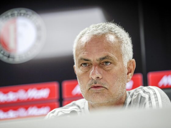 El entrenador del Fenerbahce, el portugués Jose Mourinho, durante la rueda de prensa de este martes en Rotterdam, previa al partido contra el Feyenoord en la ronda de clasificación de la Liga de Campeones. EFE/BART STOUTJESDIJK