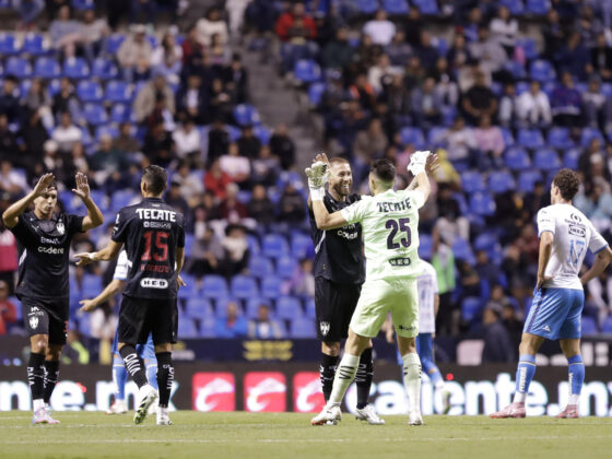 Jugadores de Monterrey celebran este viernes, al finalizar un partido del Torneo Apertura 2025 de la Liga MX en el estadio Cuauhtémoc de Puebla (México). EFE/ Hilda Ríos