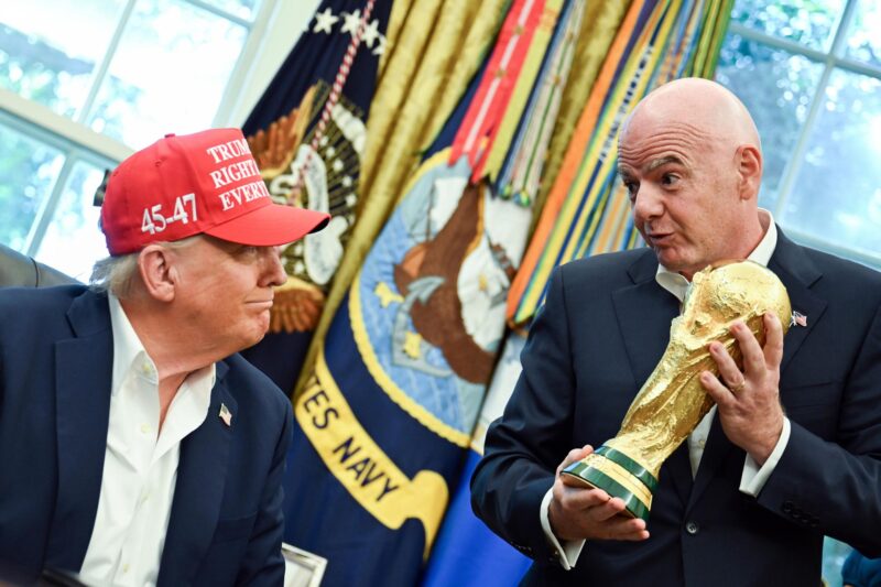 El presidente de la FIFA, Gianni Infantino (d), sostiene la Copa del Mundo y dialoga con el presidente de Estados Unidos, Donald Trump. EFE/EPA/ANNABELLE GORDON / POOL