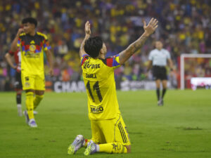 Víctor Dávila celebra un gol del América