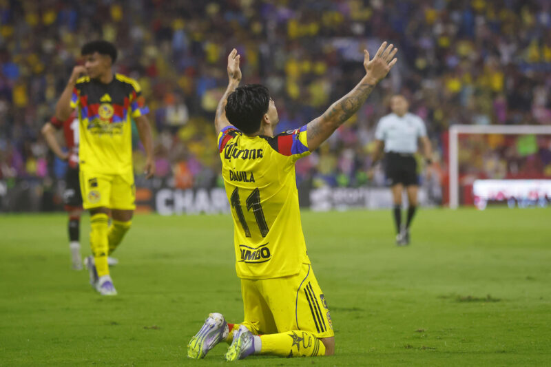 Víctor Dávila celebra un gol del América