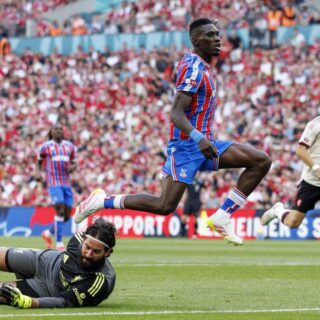 Ismaila Sarr marca el 2-2 del Crystal Palace ante el Liverpool en la Community Shield. EFE/EPA/TOLGA AKMEN