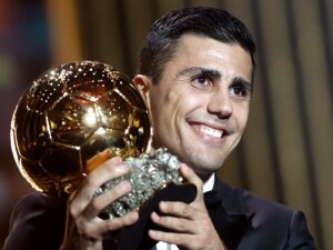El centrocampista español del Manchester City, Rodri Hernández, con el galardón del Balón de Oro, en una foto de archivo. EFE/EPA/MOHAMMED BADRA