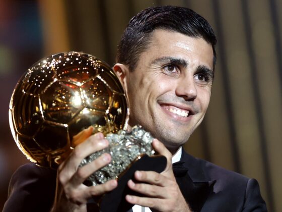 El centrocampista español del Manchester City, Rodri Hernández, con el galardón del Balón de Oro, en una foto de archivo. EFE/EPA/MOHAMMED BADRA