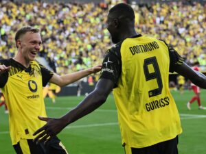 El jugador del Dortmund Serhou Guirassy (d) celebra el 2-0 durante el partido de la Bundesliga que han jugado Borussia Dortmund y 1. FC Union Berlin en Dortmund, Alemania. EFE/EPA/RONALD WITTEK