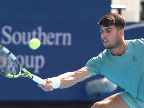 El español Carlos Alcaraz en acción ante Damir Dzumhur, de Bosnia-Herzegovina, en partido del Abierto de Cincinnati (EE.UU.). EFE/EPA/MARK LYONS