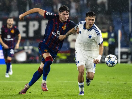 El jugador del Basilea Moritz Broschinski, y el del Copenhague Rodrigo Huescas en acción en la ida de la previa que han jugado FC Basel 1893 y FC Copenhagen, en Basilea,Suiza. EFE/EPA/GEORGIOS KEFALAS