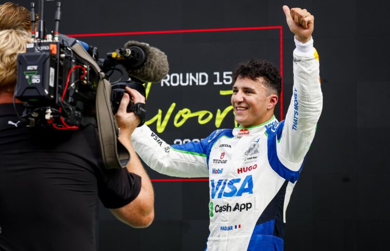 El francés Isack Hadjar (RB) al acabar tercero festeja su primer podio en la categoría reina. EFE/EPA/SEM VAN DER WAL