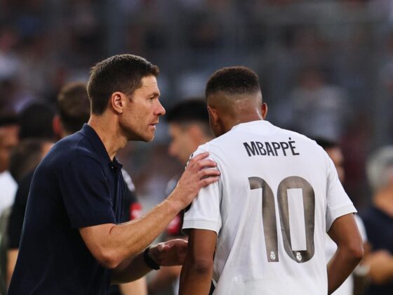 El entrenador del Real Madrid, Xabi Alonso dialoga con Kylian Mbappe. EFE/EPA/ANNA SZILAGYI