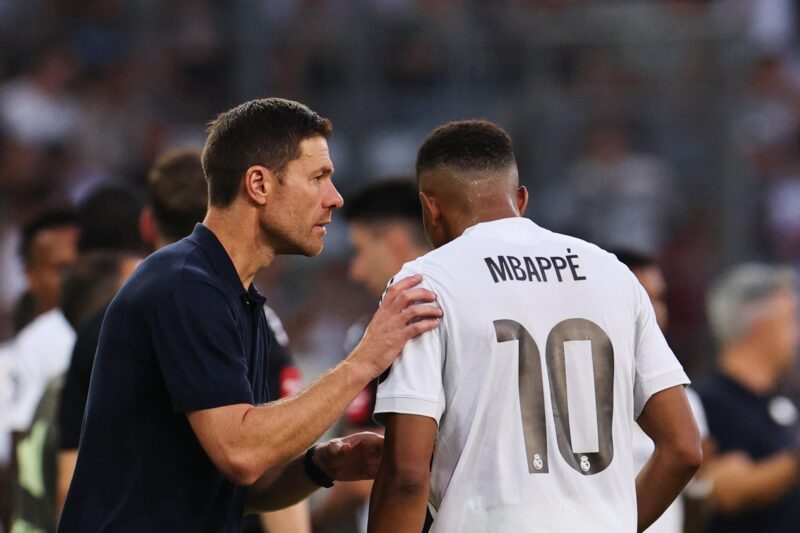 El entrenador del Real Madrid, Xabi Alonso dialoga con Kylian Mbappe. EFE/EPA/ANNA SZILAGYI