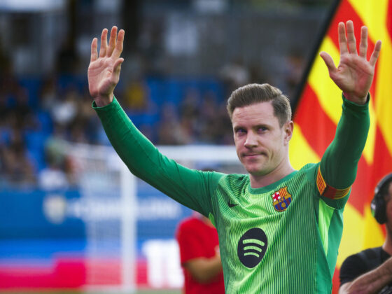 El portero alemán del Barcelona Marc Andre Ter Stegen saluda a la afición durante la presentación del equipo este domingo en el Estadio Johan Cruyff. EFE/Quique García