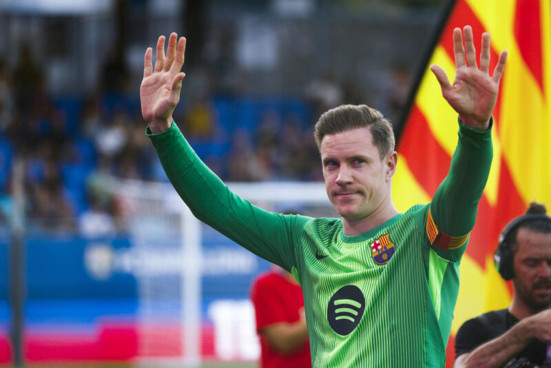 Flick confirma que Ter Stegen está cerca de regresar a ser convocado El portero alemán del Barcelona Marc Andre Ter Stegen saluda a la afición durante la presentación del equipo este domingo en el Estadio Johan Cruyff. EFE/Quique García
