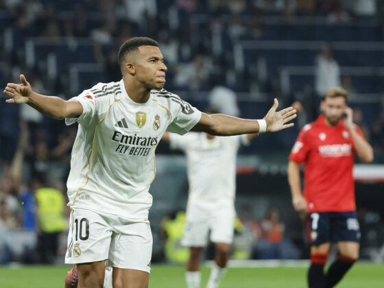 El delantero francés del Real Madrid Kylian Mbappé celebra su gol durante el partido de la primera jornada de LaLiga que Real Madrid y Atlético Osasuna disputaron en el estadio Santiago Bernabéu. EFE/Mariscal