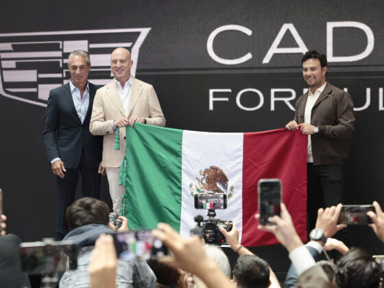 El piloto mexicano, Sergio Pérez (d); el director ejecutivo de Cadillac, Dan Towriss (c), y el presidente del Consejo de Administración de Grupo Carso, Carlos Slim Domit (i), posan con una bandera de México este miércoles, en Ciudad de México (México).  EFE/José Méndez