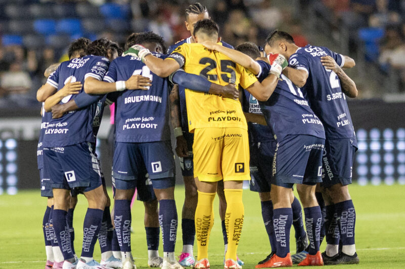 Jugadores de Pachuca hablan este miércoles, previo a un partido de cuartos de final de la Leagues Cup contra el LA Galaxy, en el Dignity Health Sports Park en Carson (Estados Unidos). EFE/ Armando Arorizo