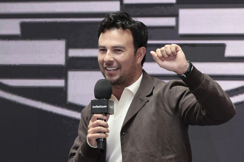 El piloto del equipo Cadillac de Fórmula 1, Sergio Pérez, habla durante una rueda de prensa este miércoles, en Ciudad de México (México). EFE/José Méndez
