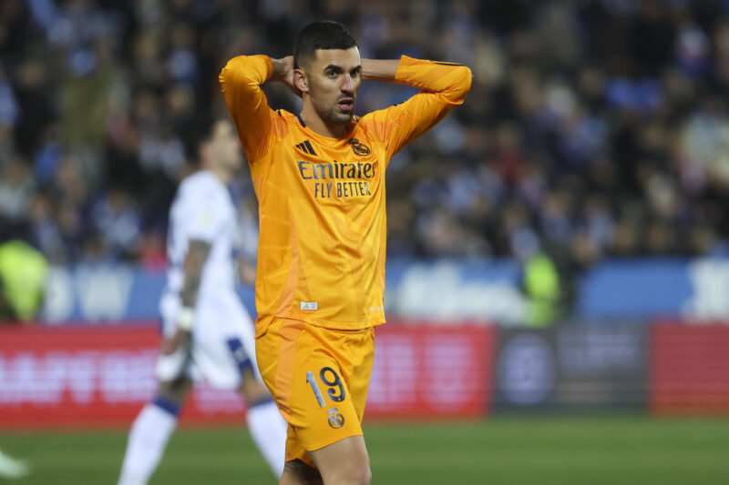 ¡Estos son los 11 cracks que aún no tienen equipo! Fotografía de Kiko Huesca, en la que puede verse en una imagen de archivo del 5 de febrero de 2025 al centrocampista del Real Madrid, Dani Ceballos durante un partido. EFE