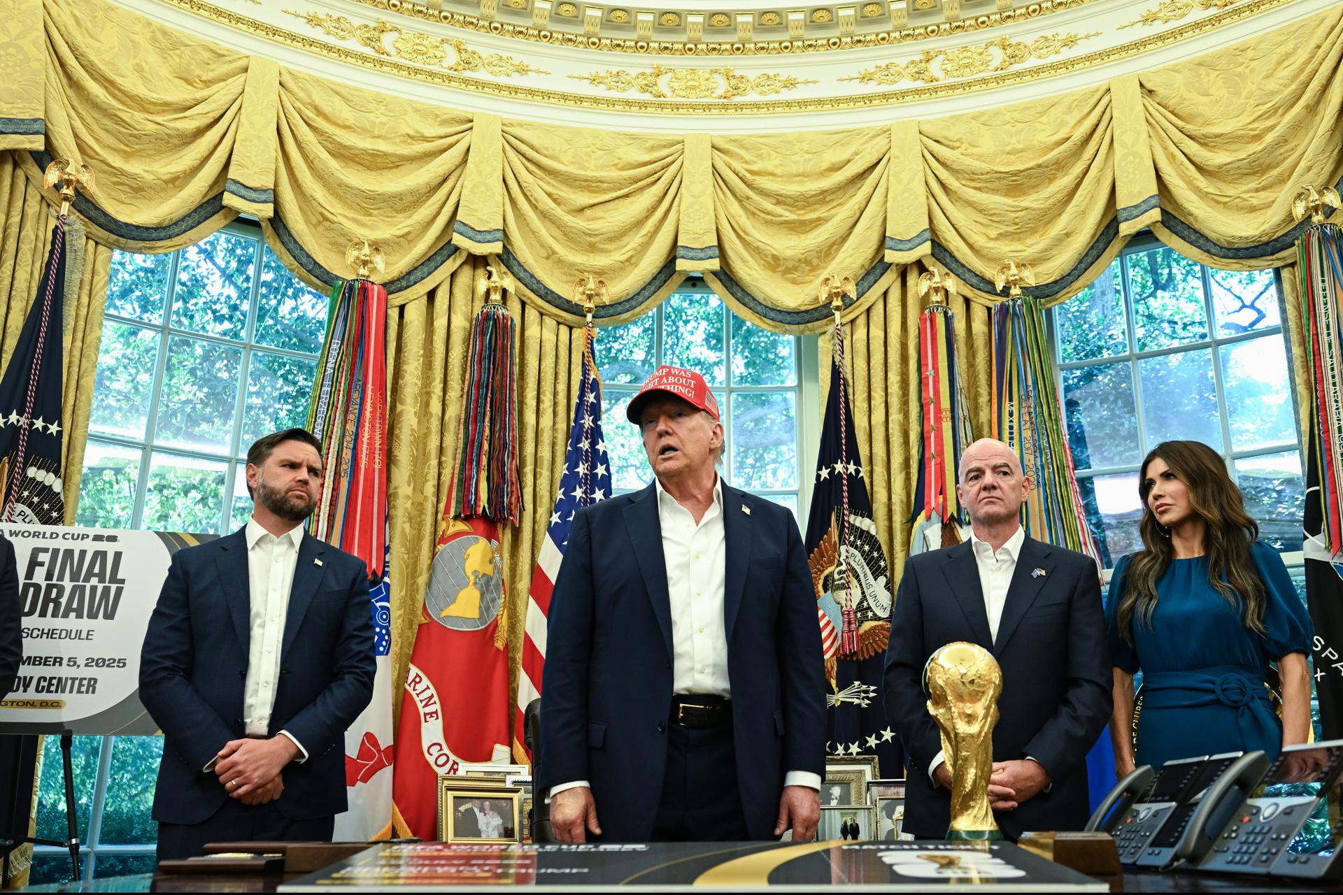 Trump anuncia que el sorteo del Mundial 2026 será en Washington El presidente de EE.UU., Donald Trump, anunció que el sorteo para la fase de grupos del Mundial de Fútbol 2026 que se celebrará en su país, en México y en Canadá, tendrá lugar el próximo 5 de diciembre en el Centro Kennedy de Washington. Lo hizo en el Despacho Oval de la Casa Blanca en compañía del presidente de la FIFA, Gianni Infantino, y miembros de su Gobierno como el vicepresidente, JD Vance, o la secretaria de Seguridad Nacional, Kristi Noem. EFE/EPA/ANNABELLE GORDON / POOL