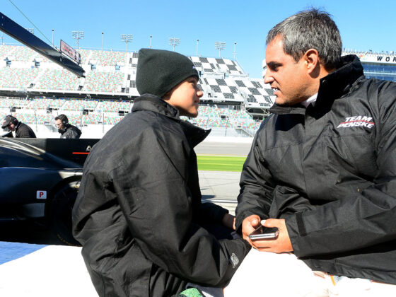 El piloto colombiano Juan Pablo Montoya (d), y su hijo Sebastián. EFE/Gerardo Mora