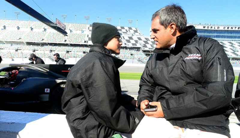 El piloto colombiano Juan Pablo Montoya (d), y su hijo Sebastián. EFE/Gerardo Mora