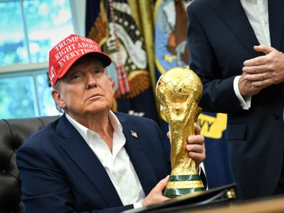 El presidente de Estados Unidos, Donald Trump, sostiene el trofeo de la Copa del Mundo en el Despacho Oval de la Casa Blanca en Washington. EFE/EPA/ANNABELLE GORDON / POOL