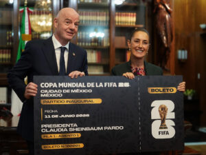 Fotografía cedida por la Presidencia de México este jueves que muestra a la mandataria mexicana, Claudia Sheinbaum, y al presidente de la FIFA, Gianni Infantino, sosteniendo una réplica gigante de una entrada al partido inaugural del Mundial de 2026 en el Estadio Azteca. EFE/ Presidencia de México /SOLO USO EDITORIAL/NO VENTAS/SOLO DISPONIBLE PARA ILUSTRAR LA NOTICIA QUE ACOMPAÑA (CRÉDITO OBLIGATORIO)