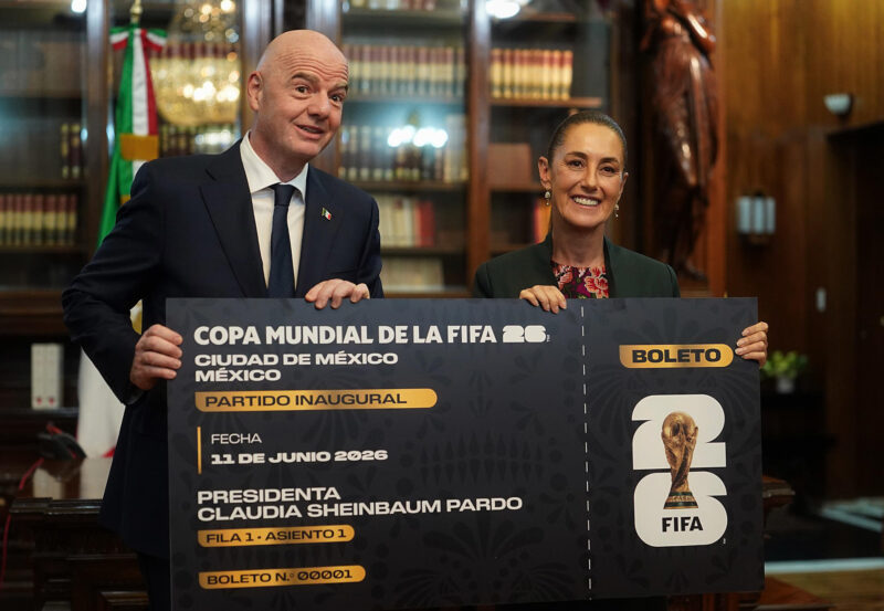 Fotografía cedida por la Presidencia de México este jueves que muestra a la mandataria mexicana, Claudia Sheinbaum, y al presidente de la FIFA, Gianni Infantino, sosteniendo una réplica gigante de una entrada al partido inaugural del Mundial de 2026 en el Estadio Azteca. EFE/ Presidencia de México /SOLO USO EDITORIAL/NO VENTAS/SOLO DISPONIBLE PARA ILUSTRAR LA NOTICIA QUE ACOMPAÑA (CRÉDITO OBLIGATORIO)