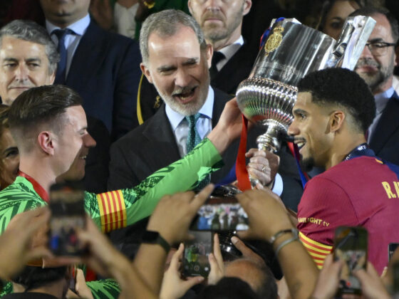 El alemán Marc André ter Stegen (i) y su compañero, el uruguayo Ronald Araujo (d), capitanes del Barcelona, recogen el trofeo de la última Copa del Rey conquistada ante el Real Madrid en el estadio de La Cartuja, en Sevilla. EFE / Raúl Caro.