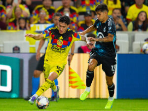 Alejandro Zendejas (i) de América disputa el balón con Anthony Markanich de Minnesota este sábado, en el paritido de la Leagues Cup que el equipo mexicano ganó en tanda de penaltis tras firmar un empate 3-3 en tiempo reglamentario.EFE/ Carlos Ramírez