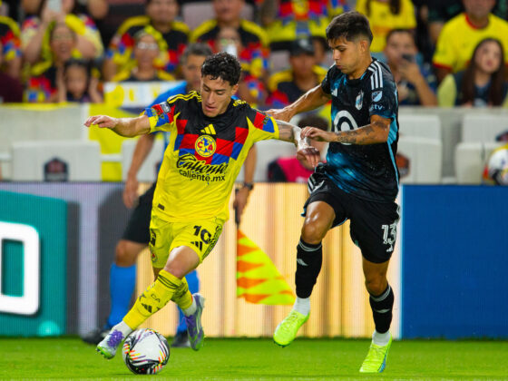 Alejandro Zendejas (i) de América disputa el balón con Anthony Markanich de Minnesota este sábado, en el paritido de la Leagues Cup que el equipo mexicano ganó en tanda de penaltis tras firmar un empate 3-3 en tiempo reglamentario.EFE/ Carlos Ramírez