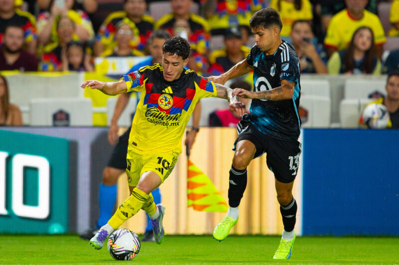 Alejandro Zendejas (i) de América disputa el balón con Anthony Markanich de Minnesota este sábado, en el paritido de la Leagues Cup que el equipo mexicano ganó en tanda de penaltis tras firmar un empate 3-3 en tiempo reglamentario.EFE/ Carlos Ramírez
