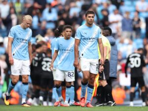 Rodri (C), Rico Lewis (C-L) y Erling Haaland del Manchester City (L) después de la derrota en la Premier League contra el Tottenham en Manchester, Reino Unido, 23 August 2025. (Reino Unido) EFE/EPA/ADAM VAUGHAN