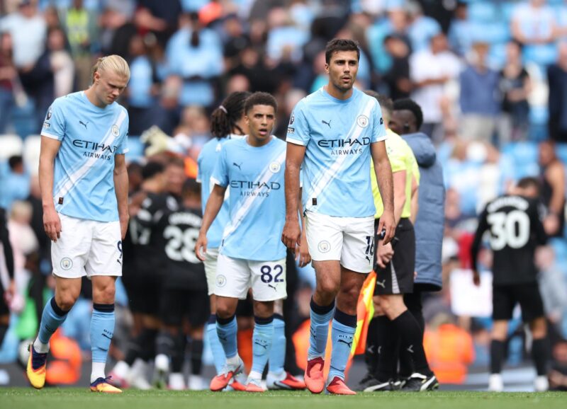Rodri (C), Rico Lewis (C-L) y Erling Haaland del Manchester City (L) después de la derrota en la Premier League contra el Tottenham en Manchester, Reino Unido, 23 August 2025. (Reino Unido) EFE/EPA/ADAM VAUGHAN